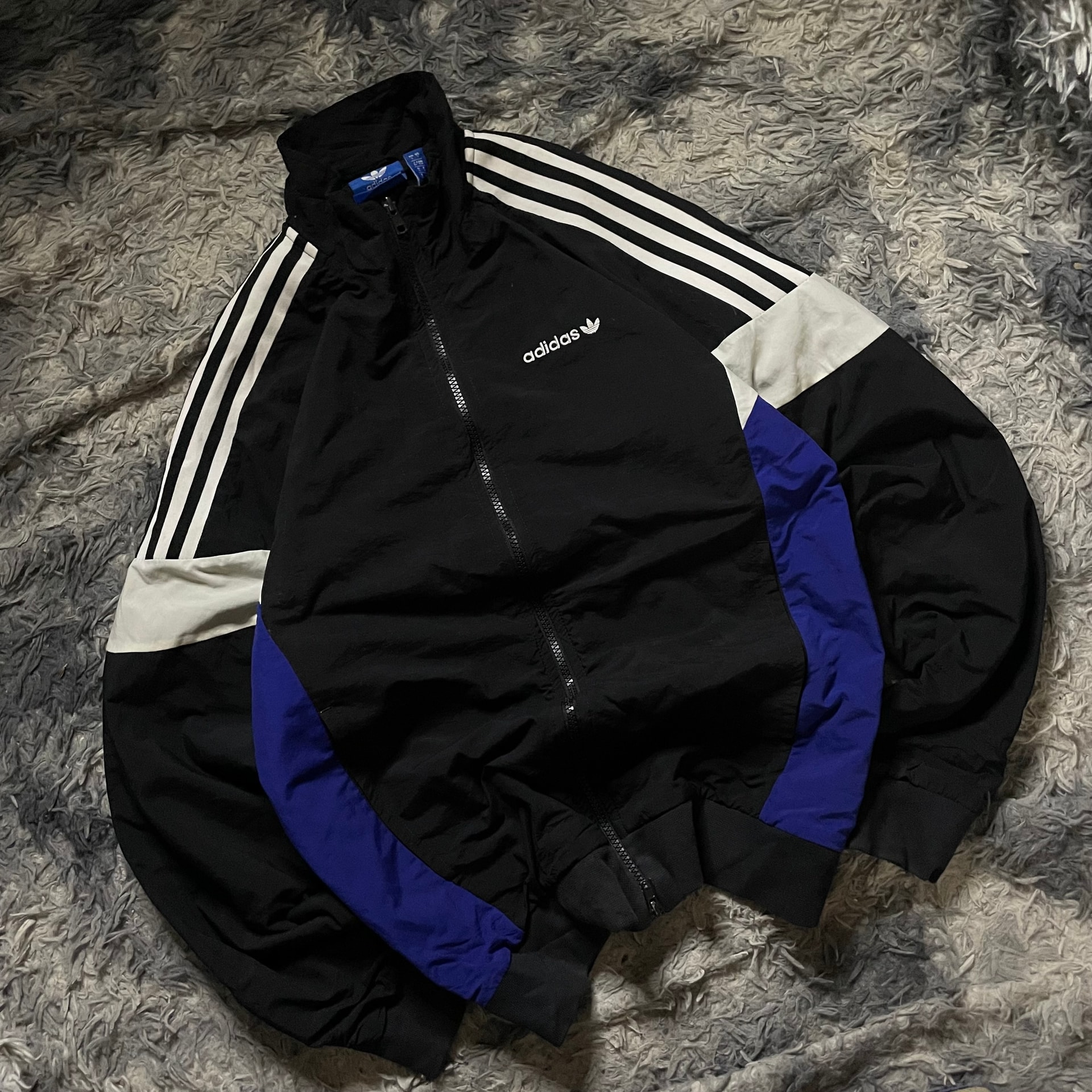 Windbreaker Adidas negra and purple