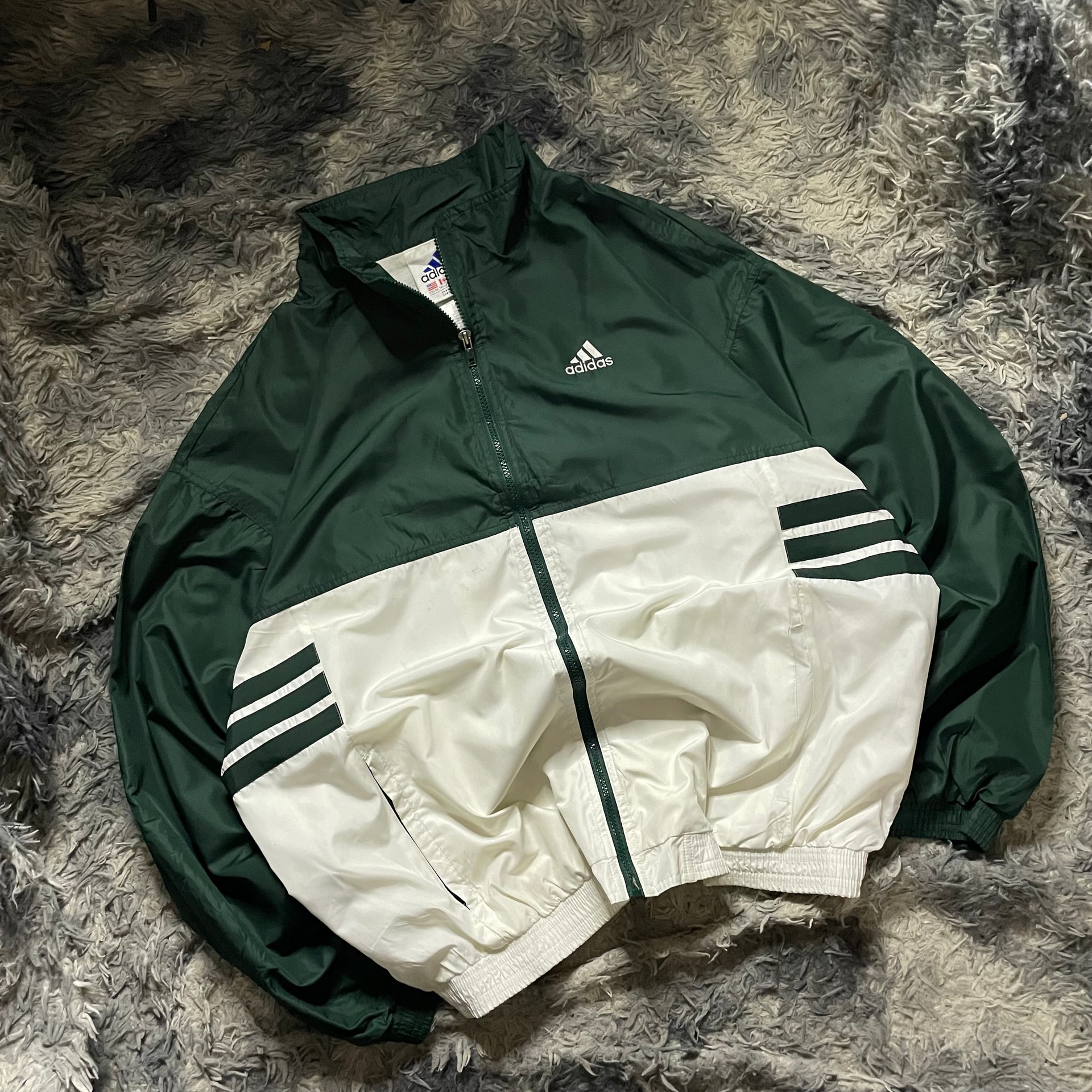 Cortavientos Adidas verde con blanco 1