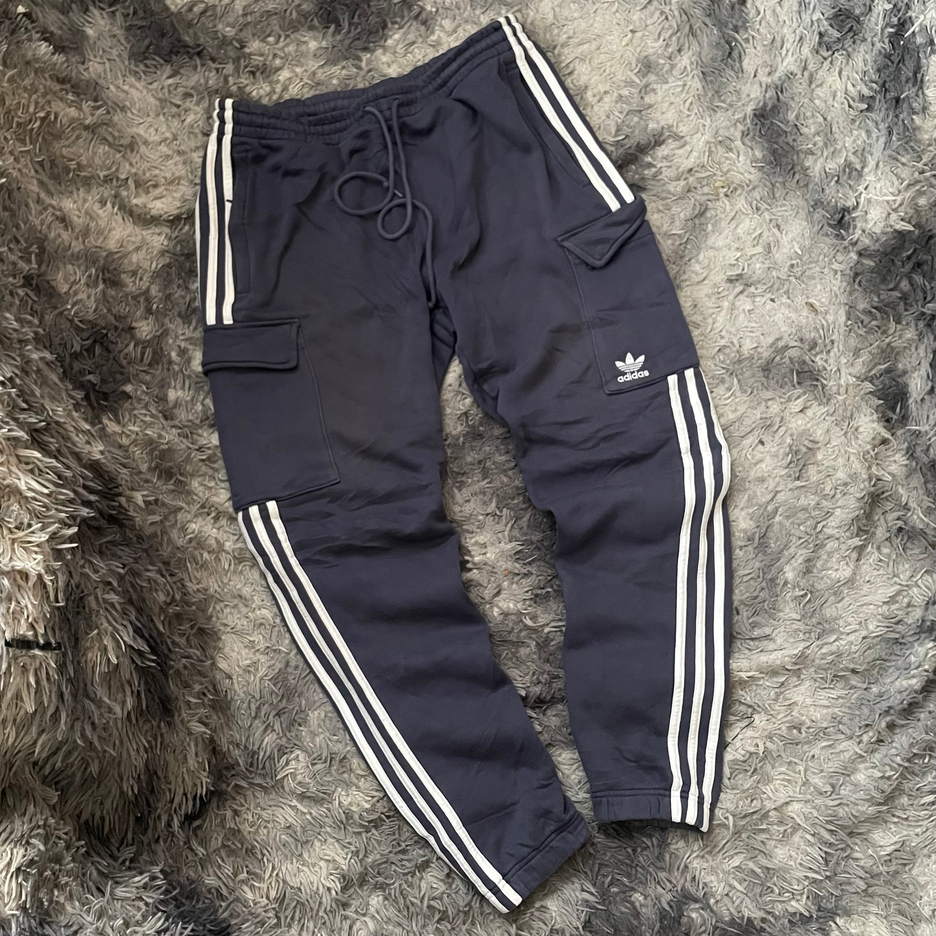 Buzo Adidas Cargo gris