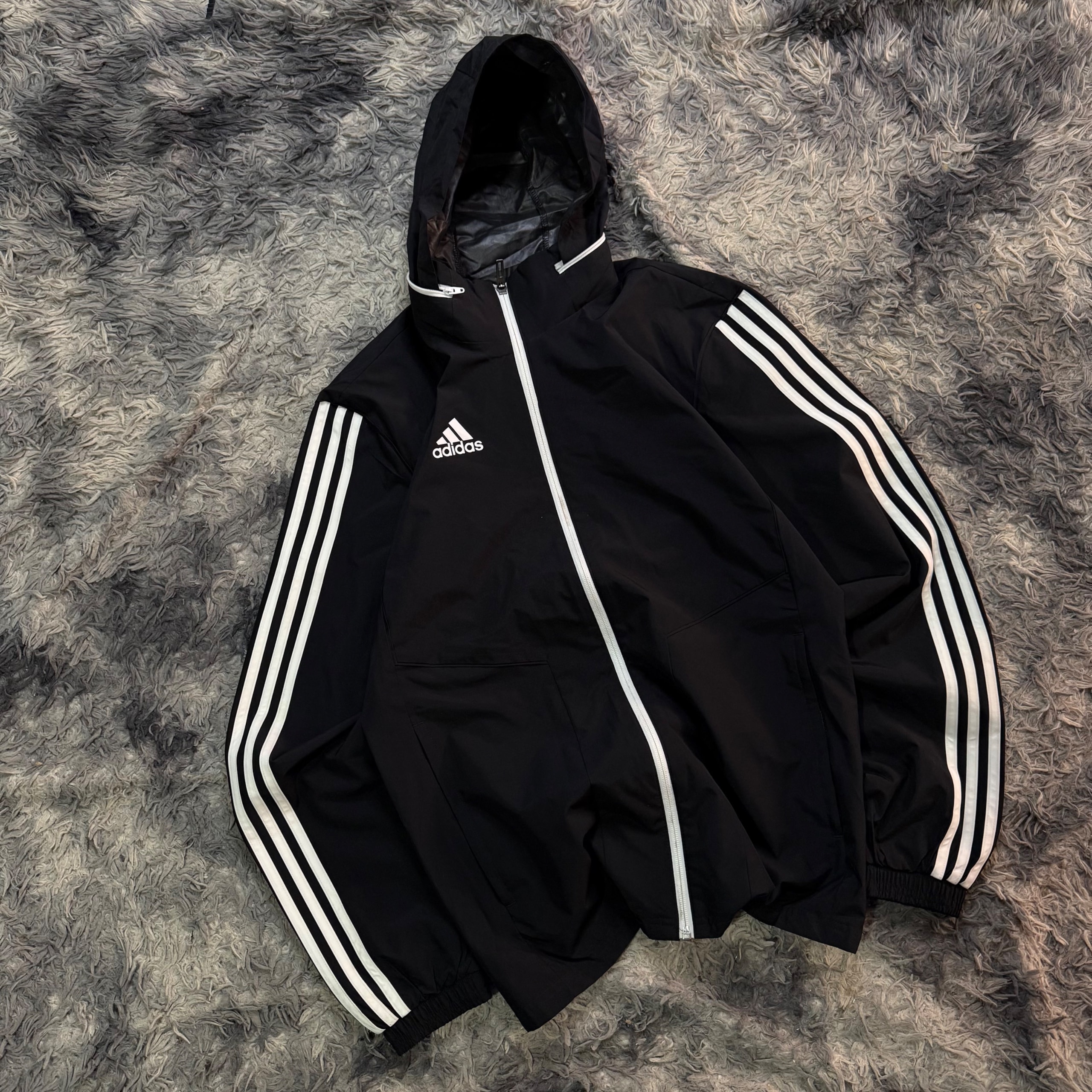 Windbreaker Adiidas negraa